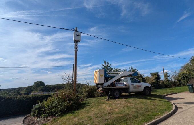 UKPN begins first British trial of pole-mounted EcoVAR™ low voltage control solution